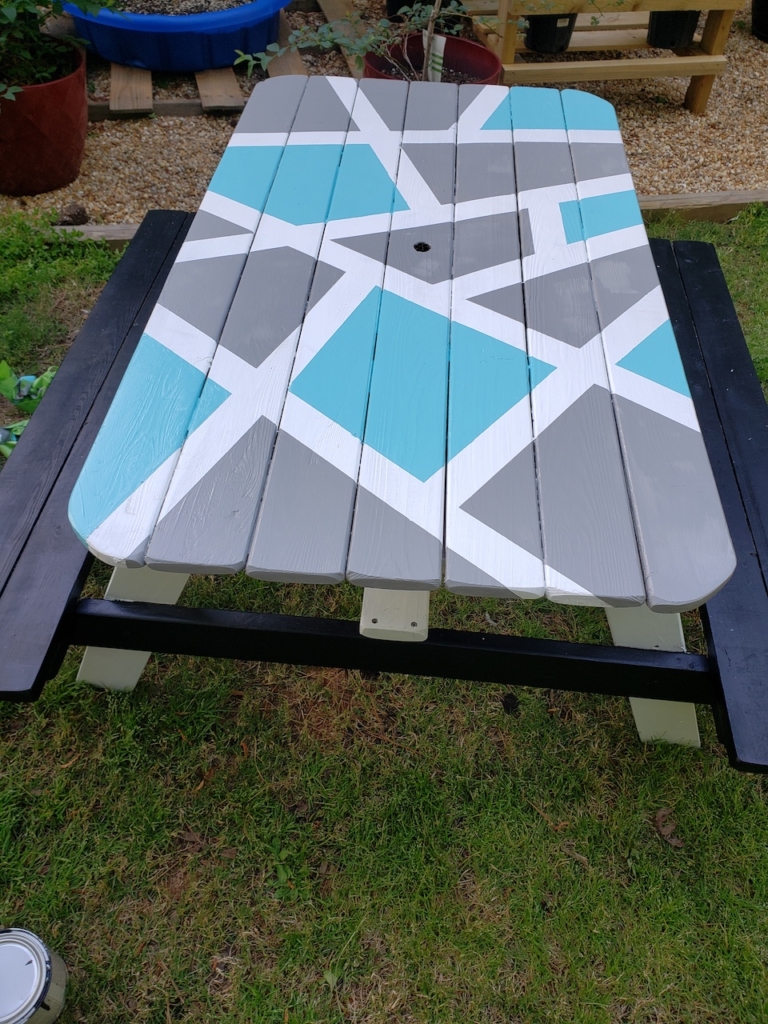 DIY painted picnic table, DIY kids outdoor table, DIY outdoor picnic table